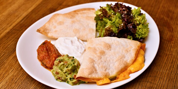 Tříchodové vegetariánské menu pro dva: paštika z tofu nebo guacamole, quesadilla či kari i sladká tečka
