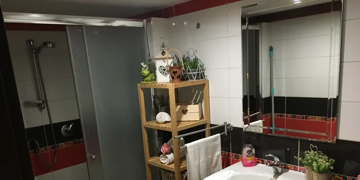 Wellness chata v Lužických horách až pro 9 lidí: terasa s výhledem na rybník, vířivka a v létě i bazén