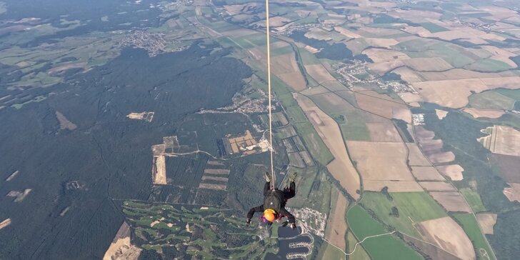 Tandemový seskok z letadla z výšky 4000 metrů na slovenském letišti Senica