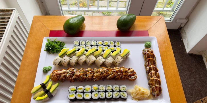 Pestré vegetariánské sety s 40 nebo 70 kousky sushi a salátem wakame