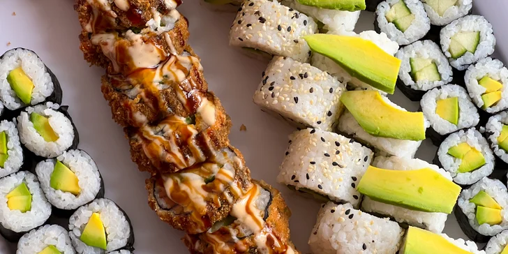 Pestré vegetariánské sety s 40 nebo 70 kousky sushi a salátem wakame