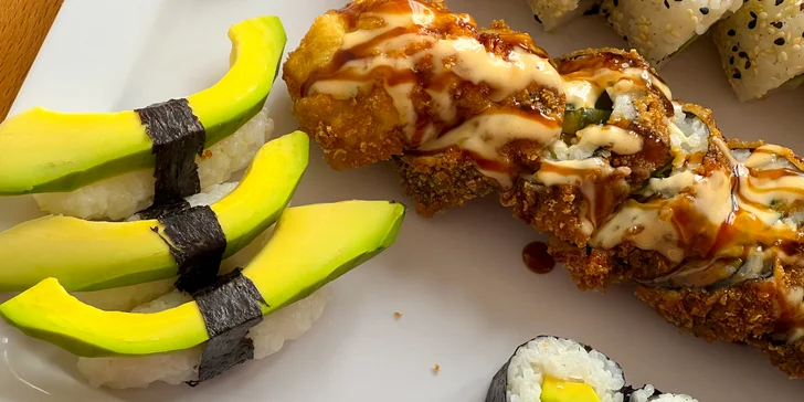 Pestré vegetariánské sety s 40 nebo 70 kousky sushi a salátem wakame