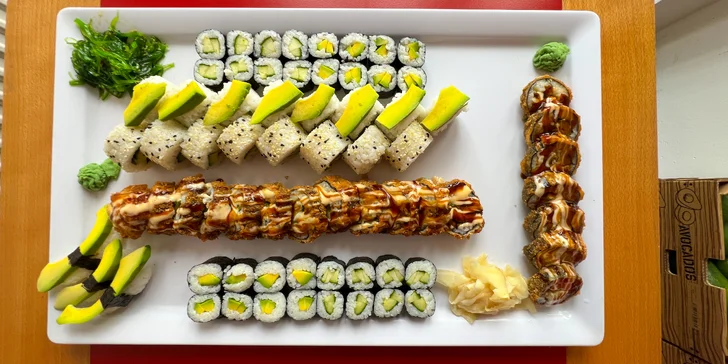 Pestré vegetariánské sety s 40 nebo 70 kousky sushi a salátem wakame