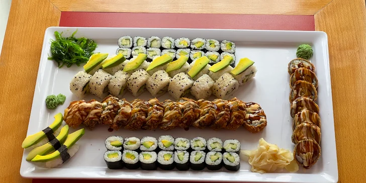 Pestré vegetariánské sety s 40 nebo 70 kousky sushi a salátem wakame