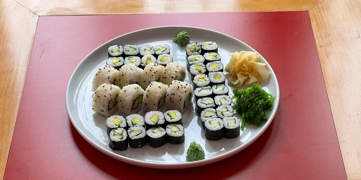 Pestré vegetariánské sety s 40 nebo 70 kousky sushi a salátem wakame