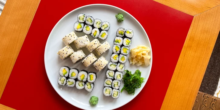 Pestré vegetariánské sety s 40 nebo 70 kousky sushi a salátem wakame