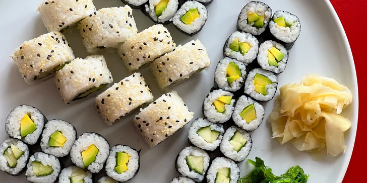 Pestré vegetariánské sety s 40 nebo 70 kousky sushi a salátem wakame