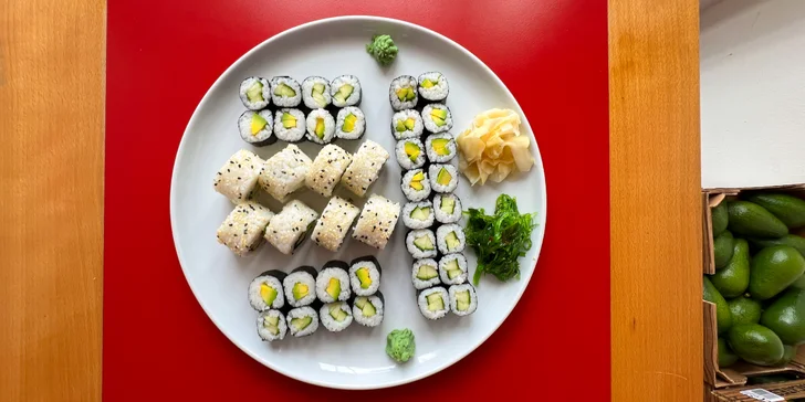 Pestré vegetariánské sety s 40 nebo 70 kousky sushi a salátem wakame