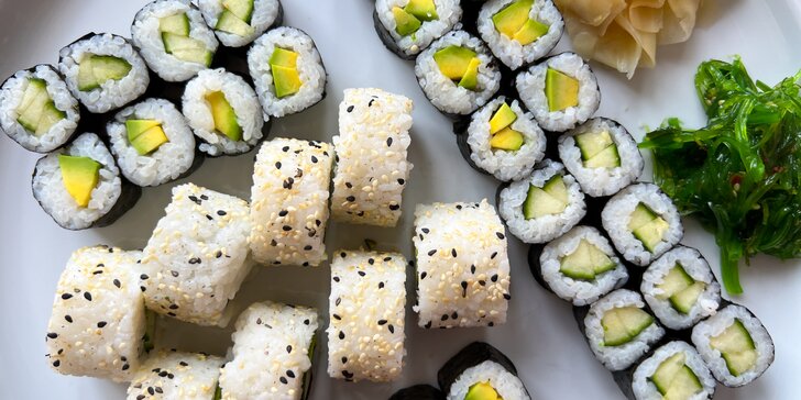 Pestré vegetariánské sety s 40 nebo 70 kousky sushi a salátem wakame