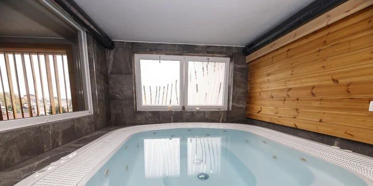 Relax v Krkonoších: pobyt se snídaní, polopenzí, wellness i romantickou večeří