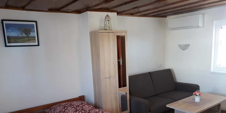 Pobyt ve vinném sklepě pro 4 až 7 osob: možnost objednání degustace, 6 lahví vína v ceně