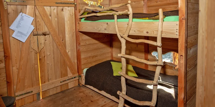 Tree house v lesích u Brna: domek postavený na modřínu až pro 4 osoby