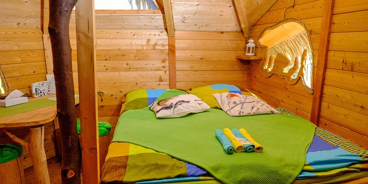 Tree house v lesích u Brna: domek postavený na modřínu až pro 4 osoby