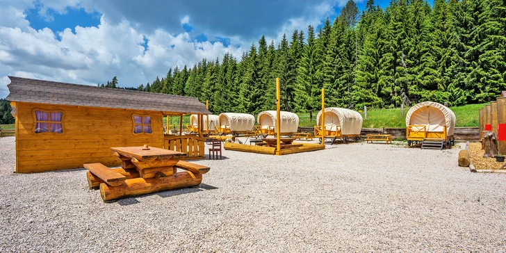 Zážitkový pobyt ve Slovenském ráji s polopenzí: nocování v teepee, dostavníku i chaloupce, jízda na koni