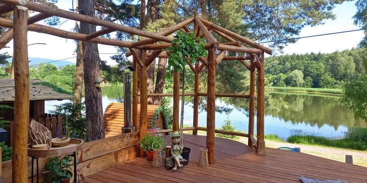 Wellness chata v Lužických horách až pro 9 lidí: terasa s výhledem na rybník, vířivka a v létě i bazén