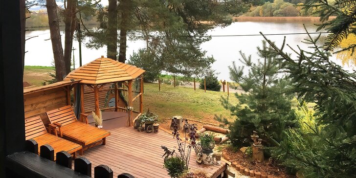 Wellness chata v Lužických horách až pro 9 lidí: terasa s výhledem na rybník, vířivka a v létě i bazén