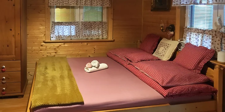 Wellness chata v Lužických horách až pro 9 lidí: terasa s výhledem na rybník, vířivka a v létě i bazén