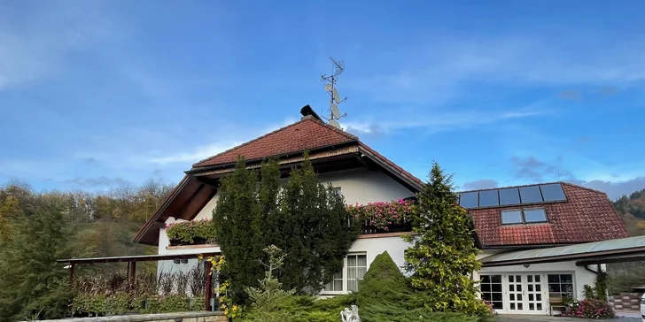 Valašská pohoda: penzion se snídaní, vinným sklípkem, saunou a bazénem se slanou vodou