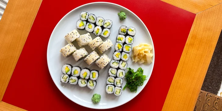 Pestré vegetariánské sety s 40 nebo 70 kousky sushi a salátem wakame