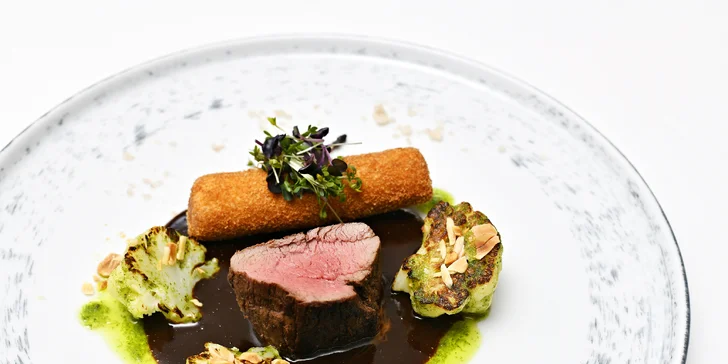 7chodové menu i vinné párování v hotelu na Malé Straně pro 2 osoby