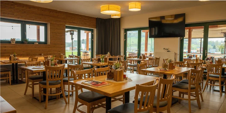 Grilované hovězí žebro s čerstvým chlebem a coleslaw salátem nebo i s pivem