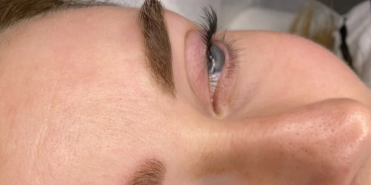 Permanentní make-up rtů nebo pudrové obočí
