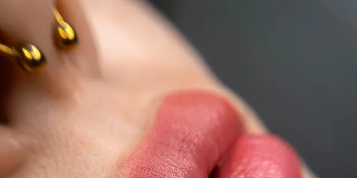 Permanentní make-up obočí pudrovou metodou nebo akvarelových rtů