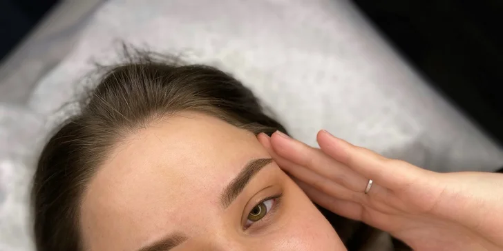 Permanentní make-up obočí pudrovou metodou nebo akvarelových rtů