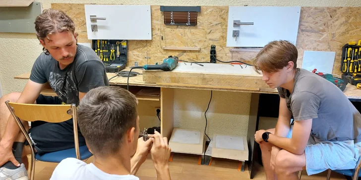Praktické kurzy domácího kutilství nebo měření výšek na stavbě