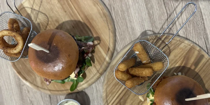 Pořádný burger i s přílohou a pitím či omáčkami pro 1 či 2 osoby