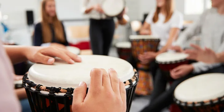 Lekce kreativního bubnování na africké bubny djembe i další nástroje: 2 nebo 4 lekce