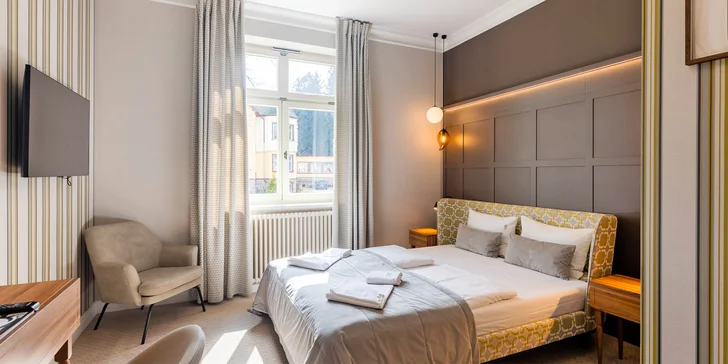 Adult only apartmány ve Sklářské Porubě: historický hotel se zahradou, wellness, snídaně i kinosál