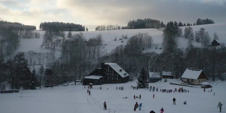 Zimní víkend v Krkonoších: hotel s polopenzí přímo pod sjezdovkou