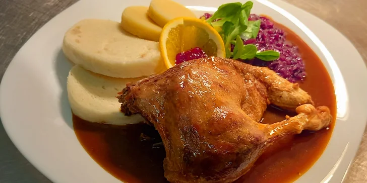 Kachní menu pro 2 osoby: silný kachní vývar, čtvrtka kachny s variací knedlíků a výtečný dezert
