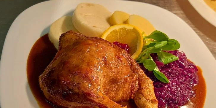 Kachní menu pro 2 osoby: silný kachní vývar, čtvrtka kachny s variací knedlíků a výtečný dezert