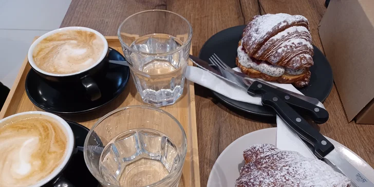 Dobrota ve francouzském stylu: croissant a káva podle výběru pro dva