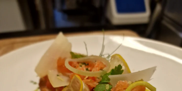 Tříchodové menu pro dva: telecí filírovaný steak, bruschetta, panna cotta i láhev prosecca