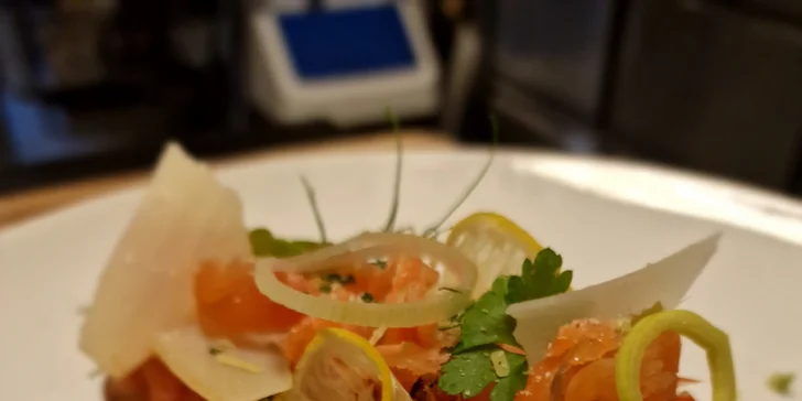 Tříchodové menu pro dva: telecí filírovaný steak, bruschetta, panna cotta i láhev prosecca
