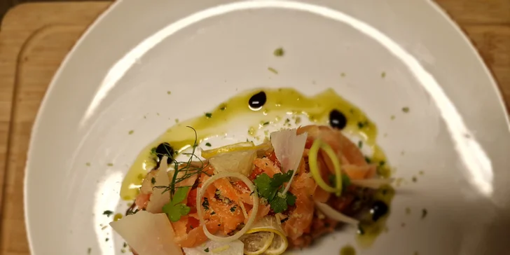 Tříchodové menu pro dva: telecí filírovaný steak, bruschetta, panna cotta i láhev prosecca