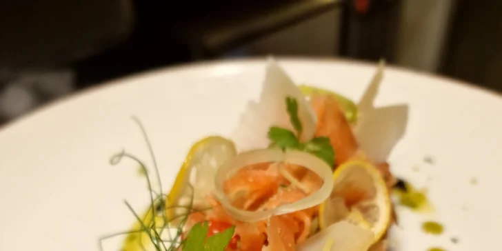Tříchodové menu pro dva: telecí filírovaný steak, bruschetta, panna cotta i láhev prosecca