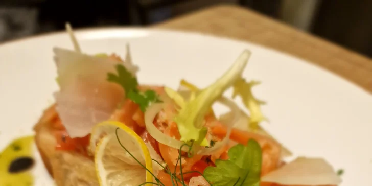 Tříchodové menu pro dva: telecí filírovaný steak, bruschetta, panna cotta i láhev prosecca