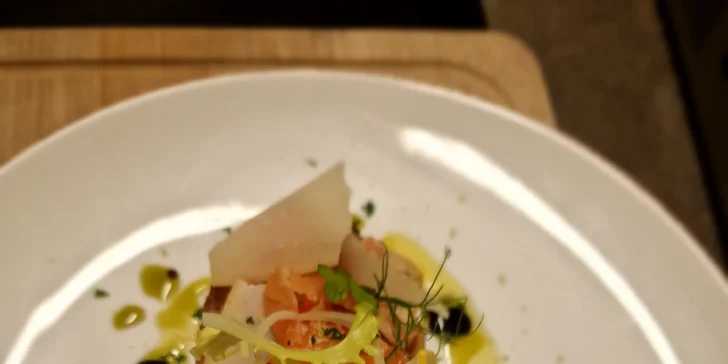 Tříchodové menu pro dva: telecí filírovaný steak, bruschetta, panna cotta i láhev prosecca