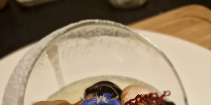 Tříchodové menu pro dva: telecí filírovaný steak, bruschetta, panna cotta i láhev prosecca