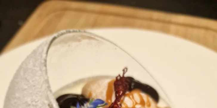 Tříchodové menu pro dva: telecí filírovaný steak, bruschetta, panna cotta i láhev prosecca