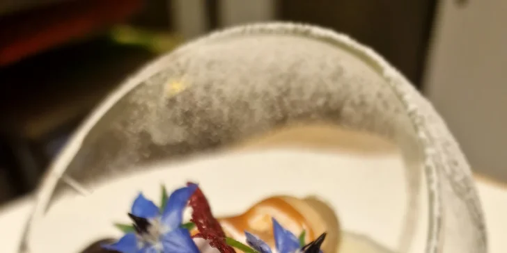 Tříchodové menu pro dva: telecí filírovaný steak, bruschetta, panna cotta i láhev prosecca