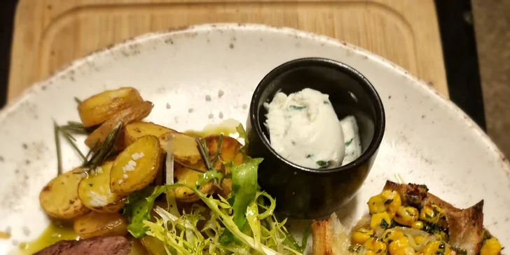 Tříchodové menu pro dva: telecí filírovaný steak, bruschetta, panna cotta i láhev prosecca