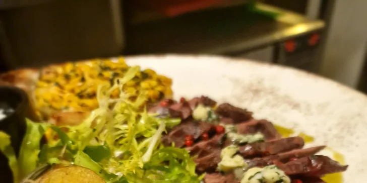 Tříchodové menu pro dva: telecí filírovaný steak, bruschetta, panna cotta i láhev prosecca