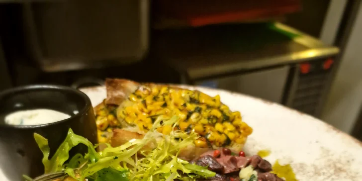 Tříchodové menu pro dva: telecí filírovaný steak, bruschetta, panna cotta i láhev prosecca