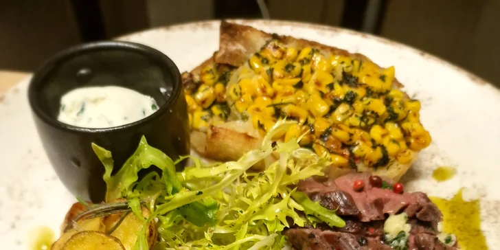 Tříchodové menu pro dva: telecí filírovaný steak, bruschetta, panna cotta i láhev prosecca
