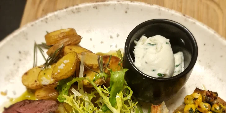 Tříchodové menu pro dva: telecí filírovaný steak, bruschetta, panna cotta i láhev prosecca